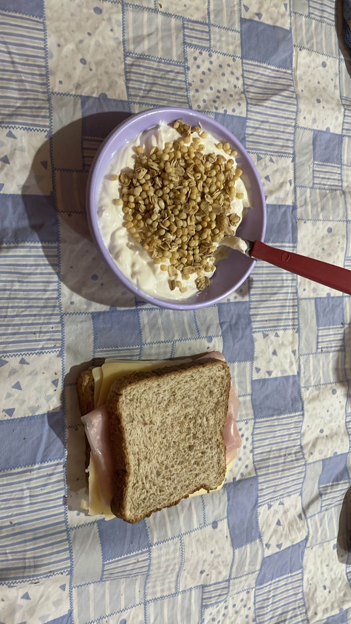 Sándwich y yogur con cereal