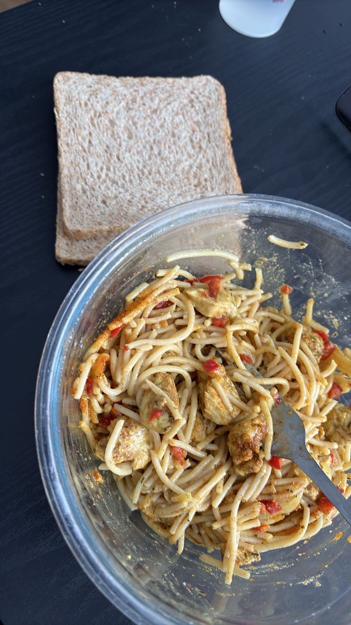 Pâtes au poulet et pain