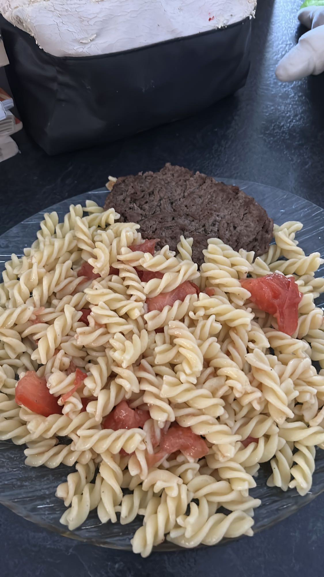 Pâtes avec steak et tomate