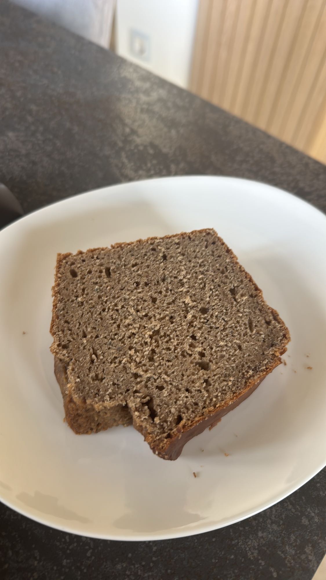 kromka chleba żytniego