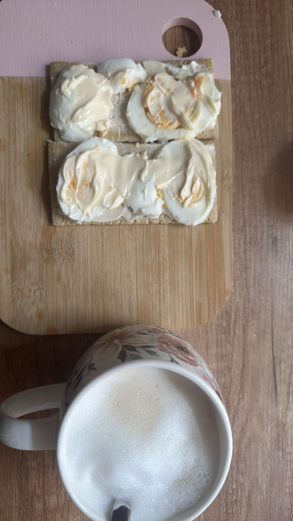 Jajka na chrupkim pieczywie