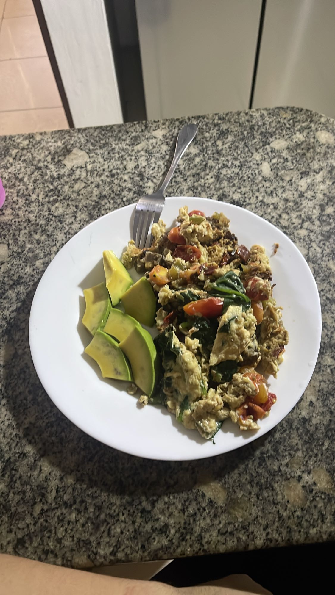 Huevos revueltos con verduras y aguacate