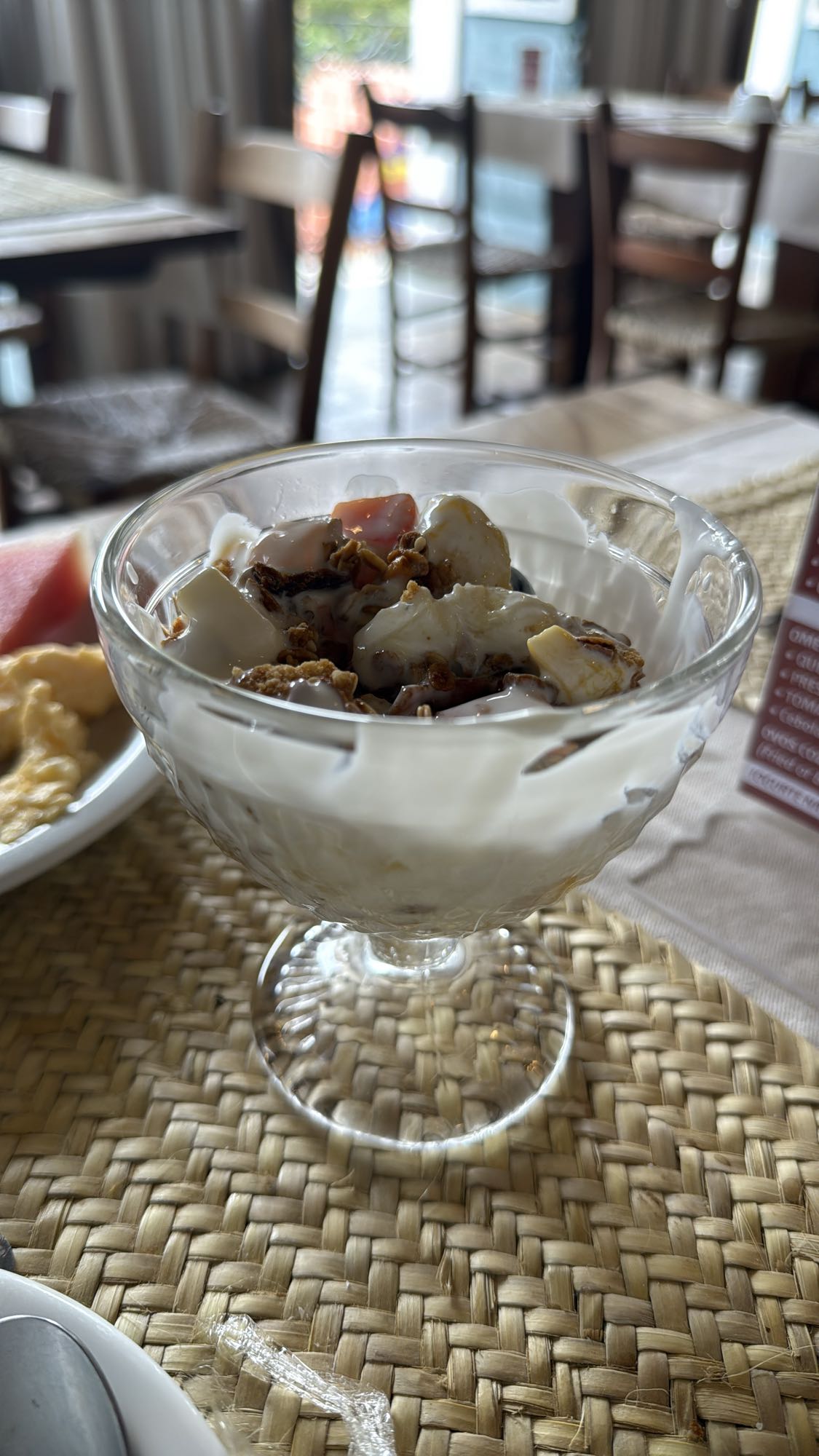 yogur con frutas y granola