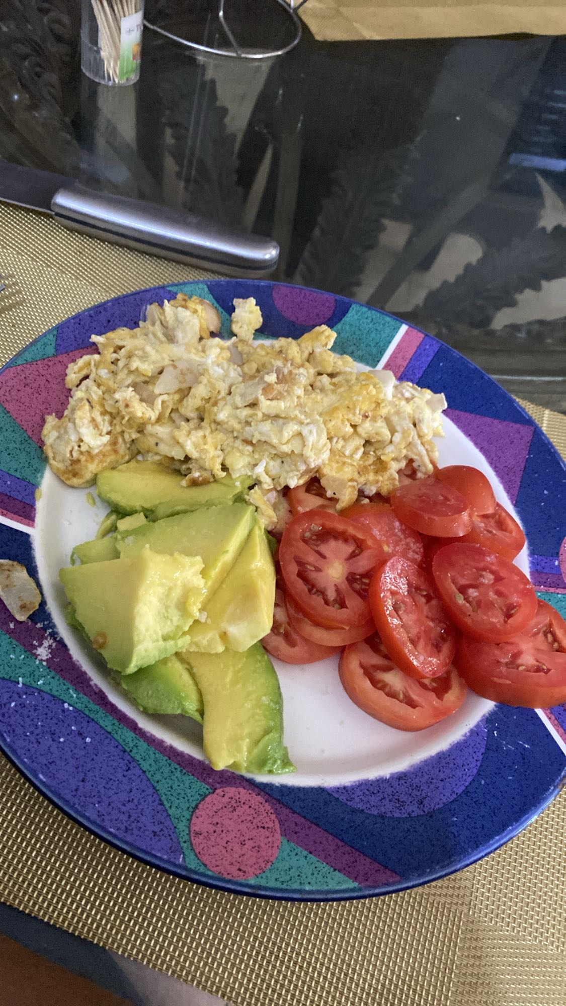 Huevos con aguacate y tomate