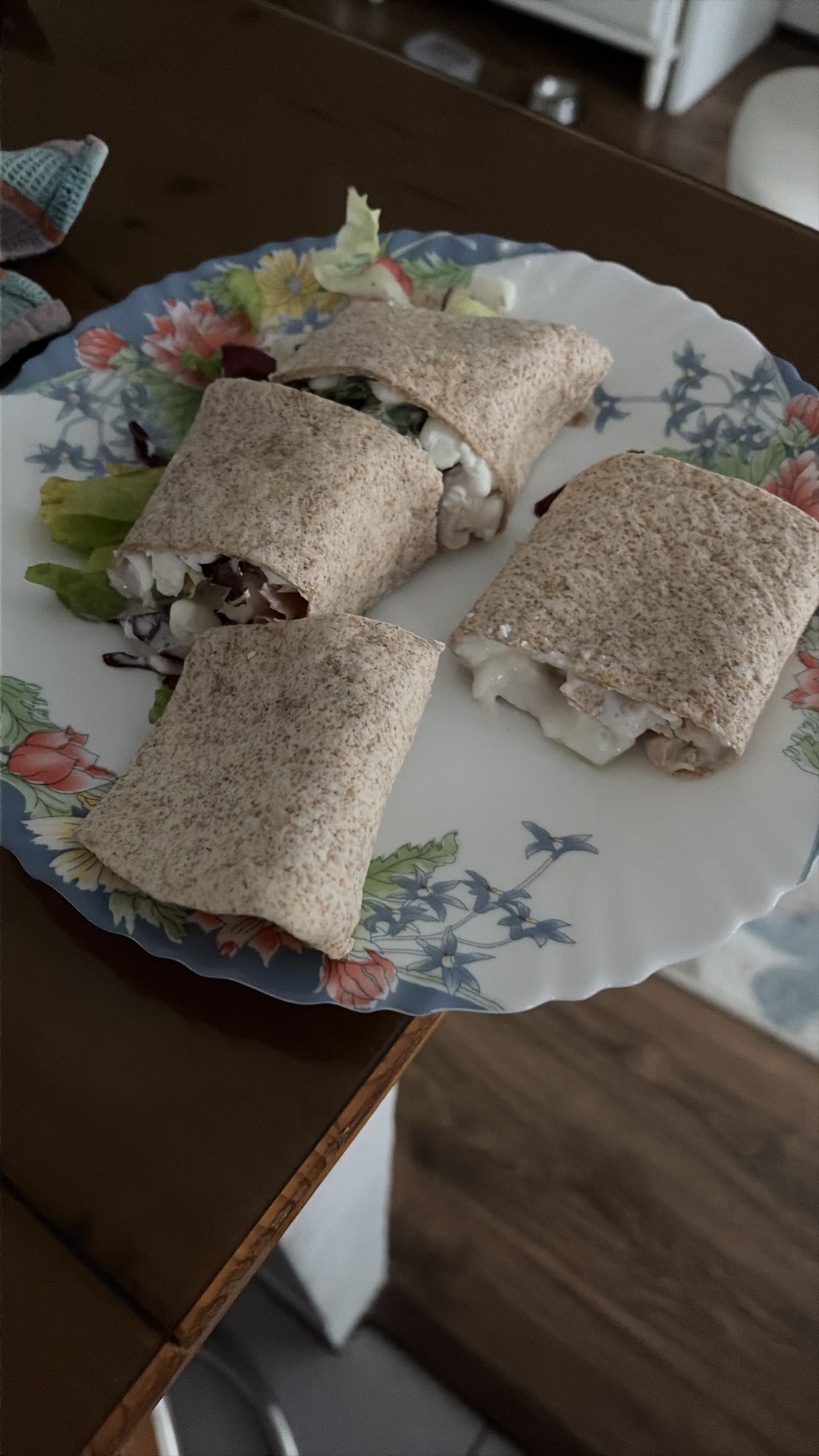 Rulouri cu lipie integrală, brânză cottage și păstrăv afumat