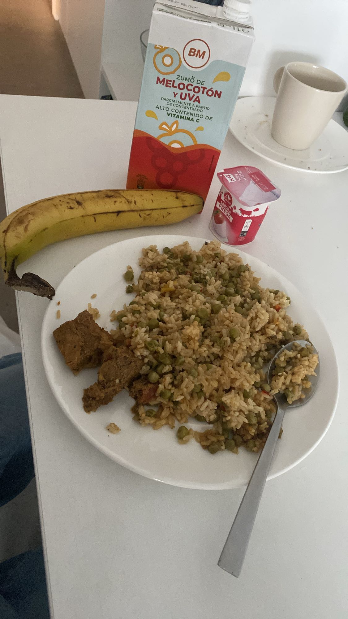 Arroz con carne y fruta