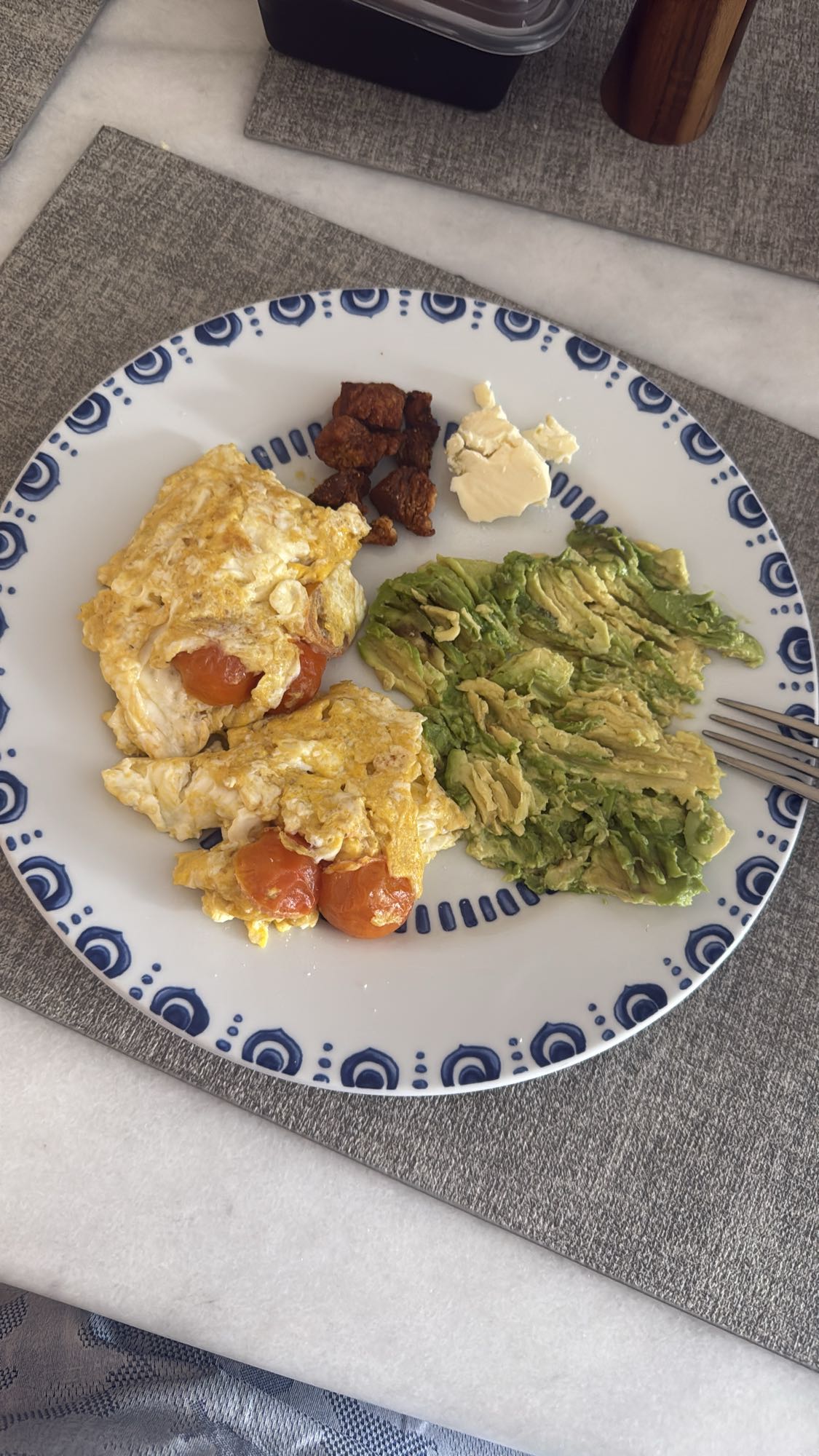 Desayuno con huevo y aguacate