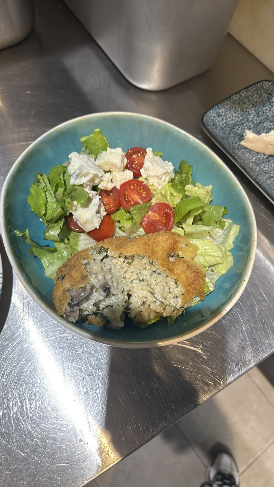 Salată cu brânză și arancini