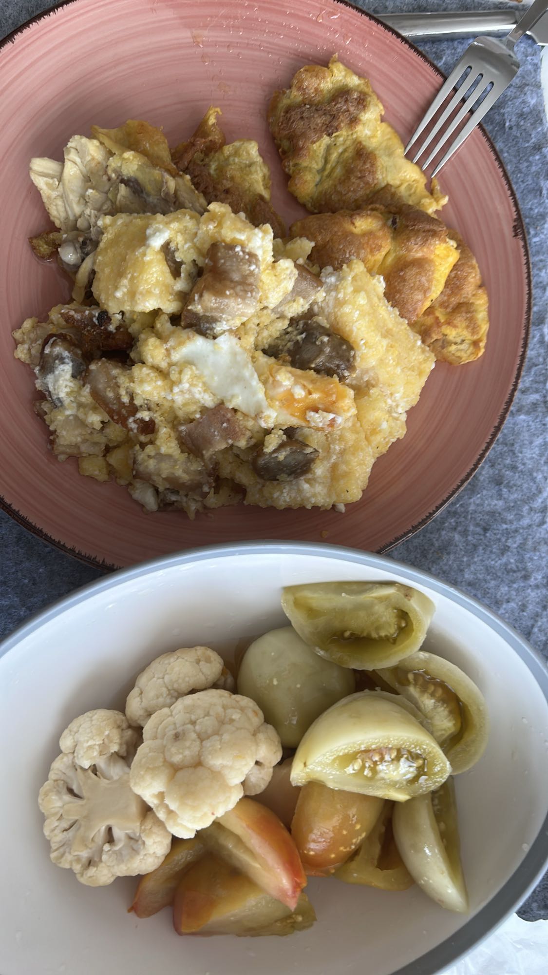 Huevos con verduras y encurtidos