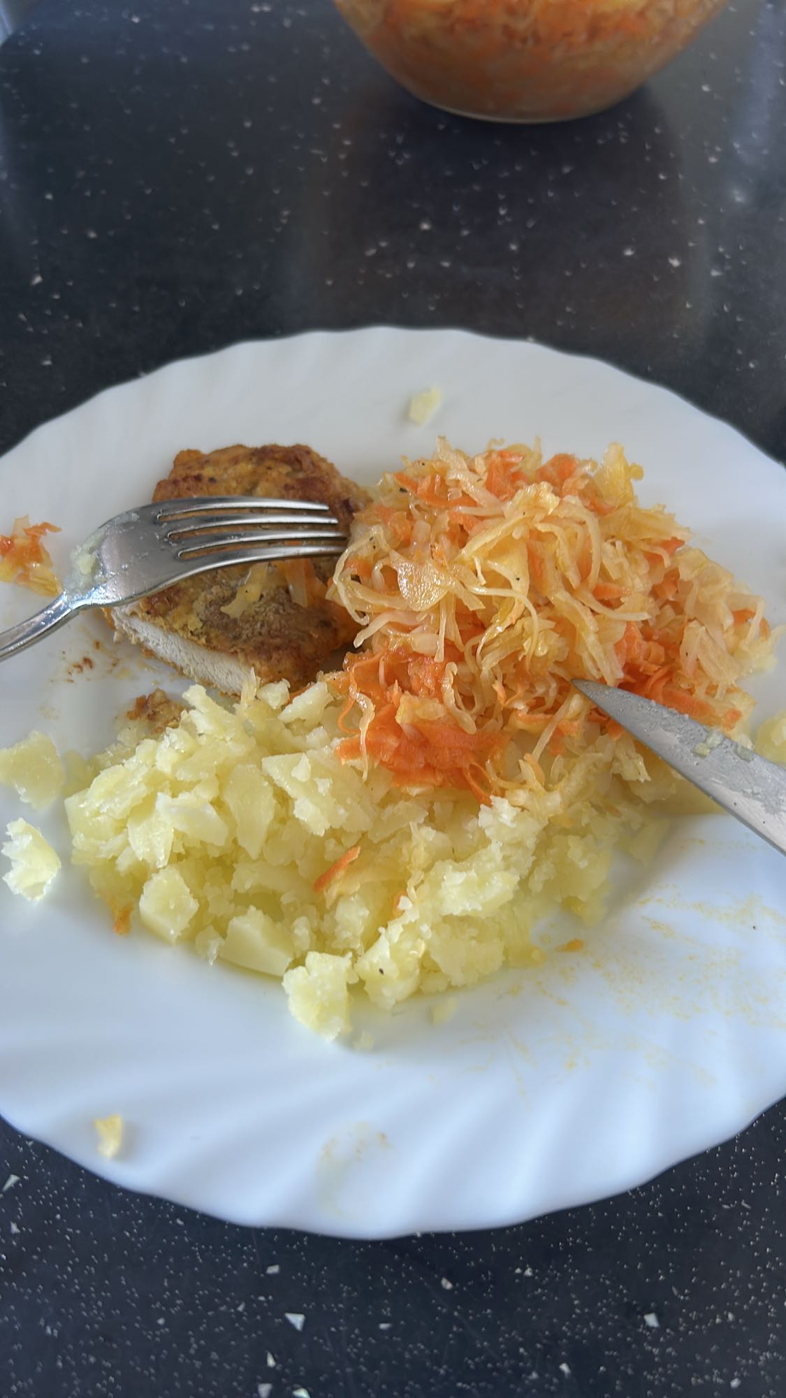 Kotlet, ziemniaki, surówka