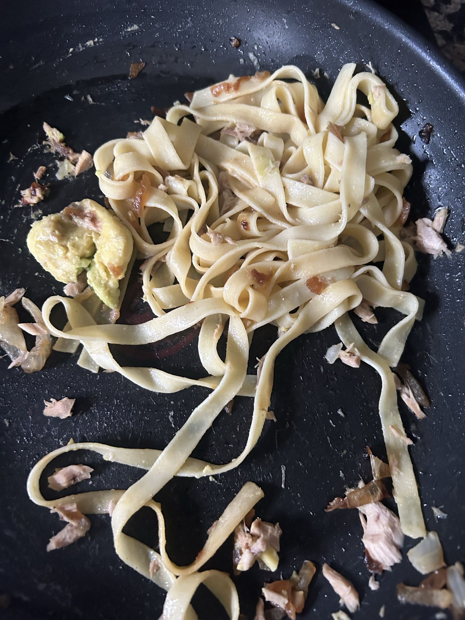 Pasta con atún y vegetales