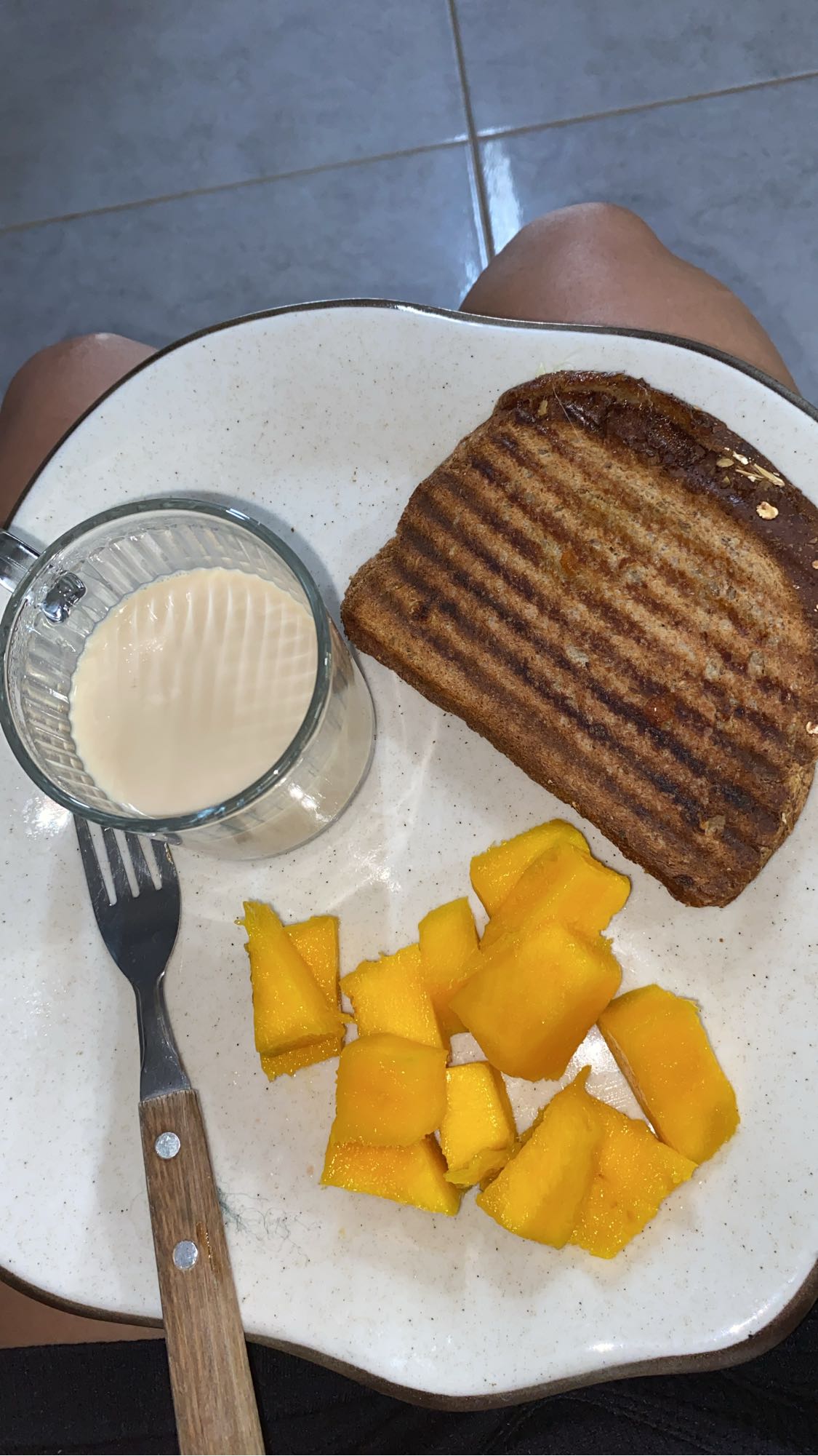 Café com pão e manga