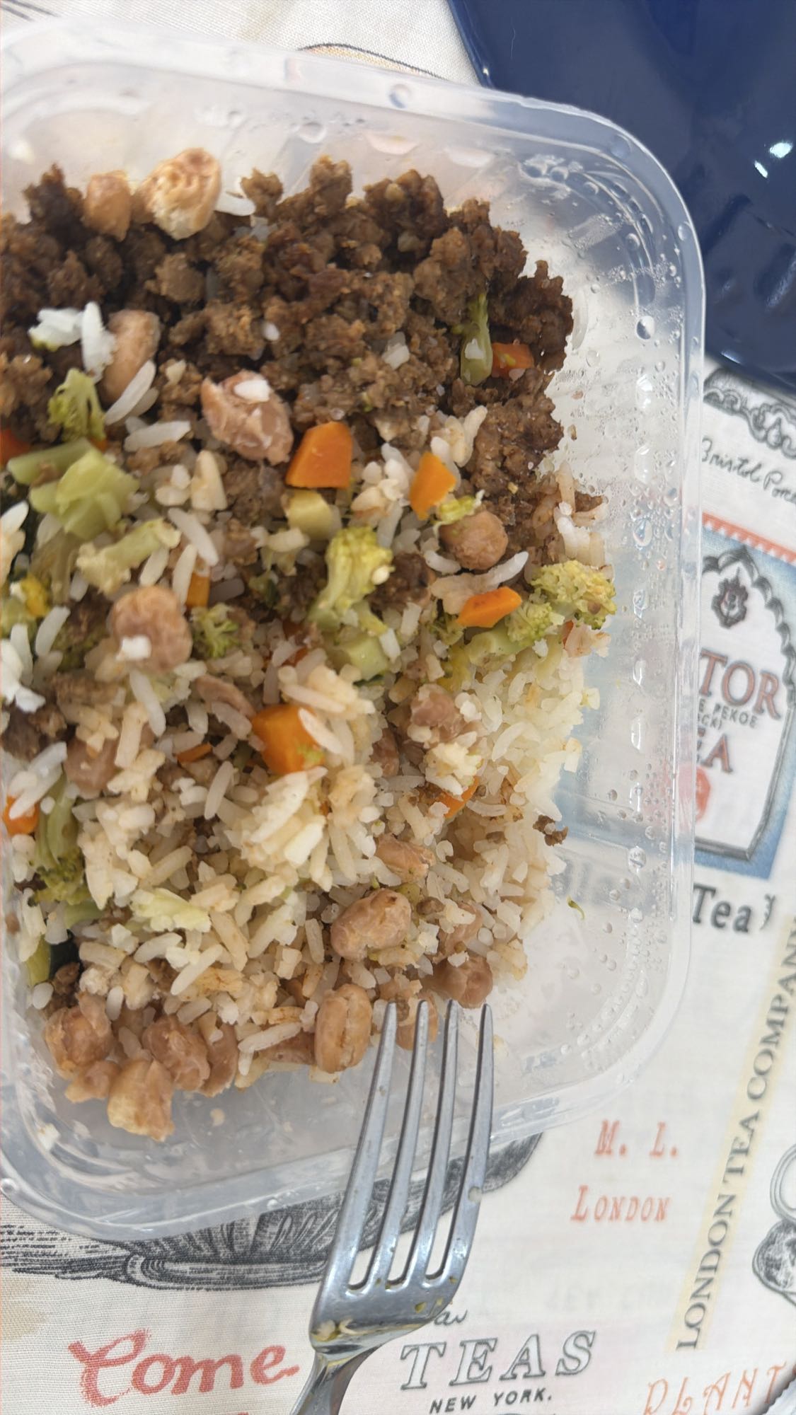 Arroz com carne e legumes