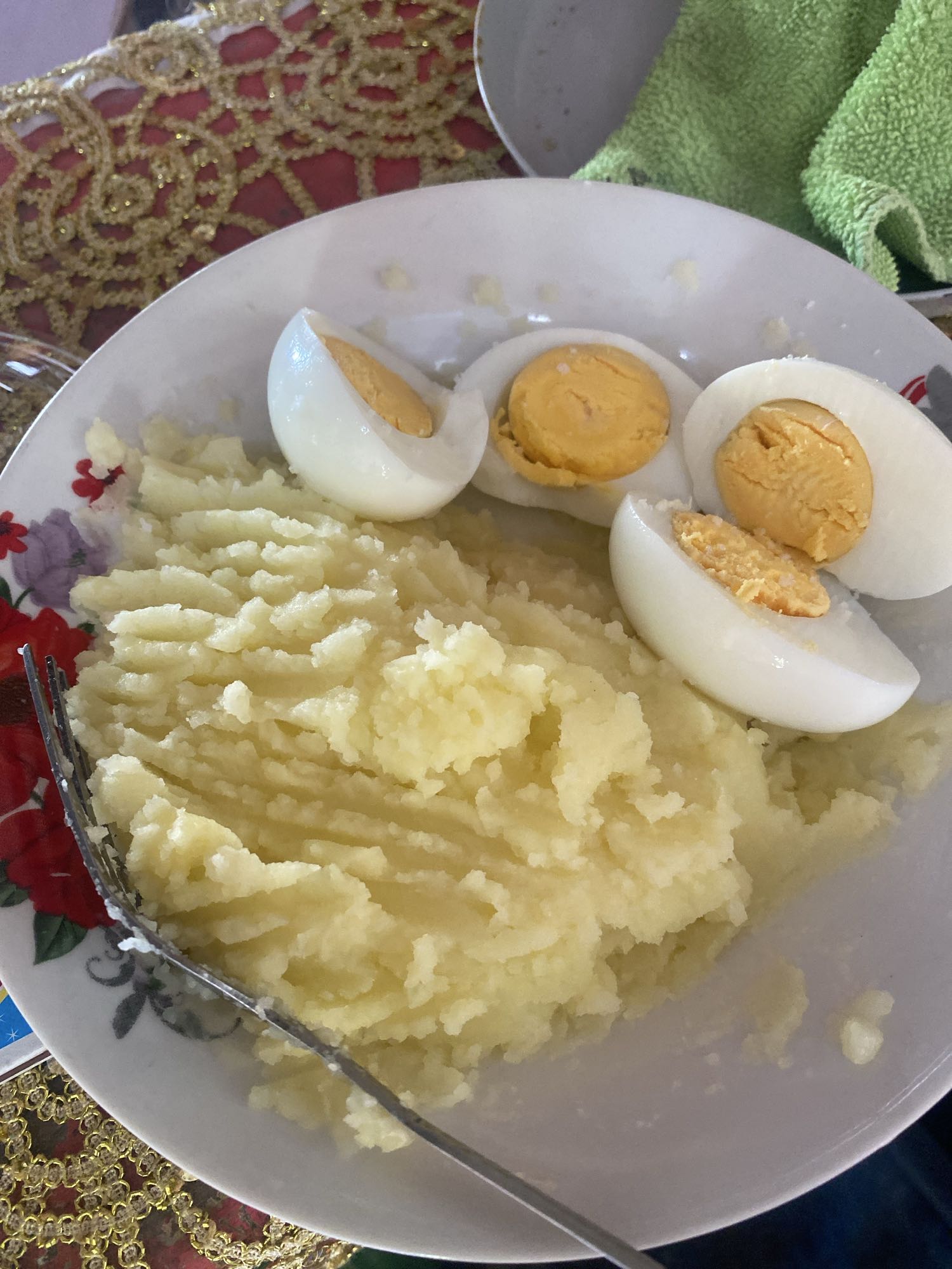 Puré con huevo duro