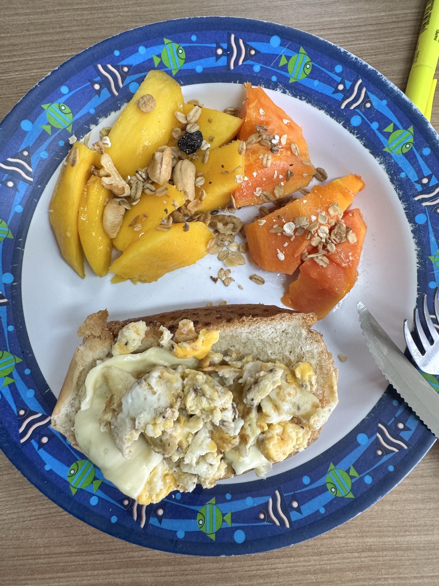 Sanduíche com frutas e granola