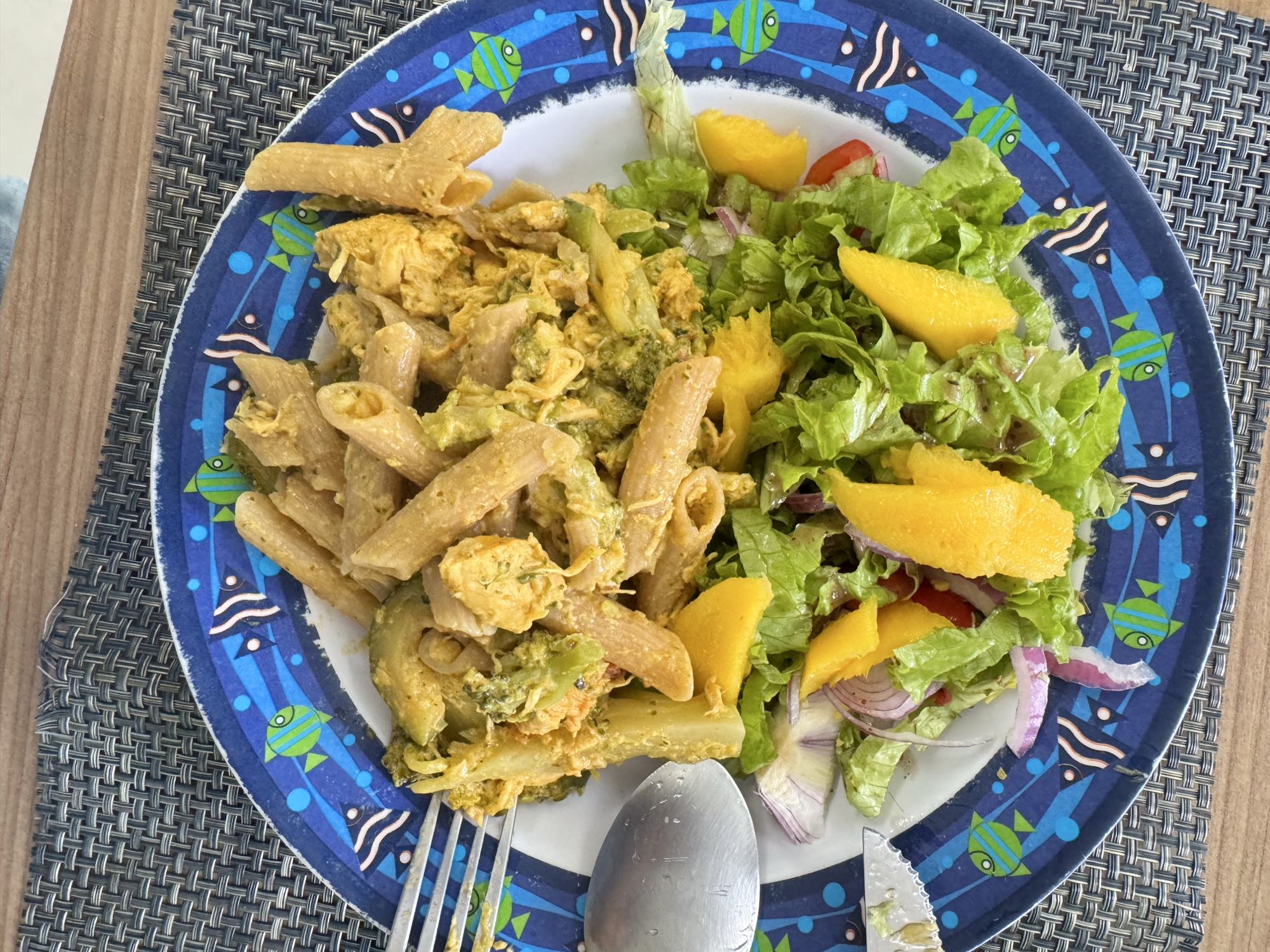 Macarrão integral com salada