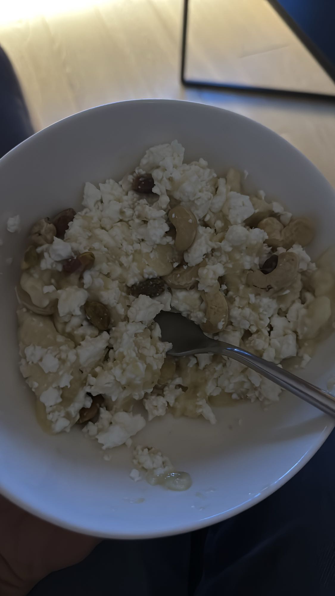 Twaróg z bananem i orzechami