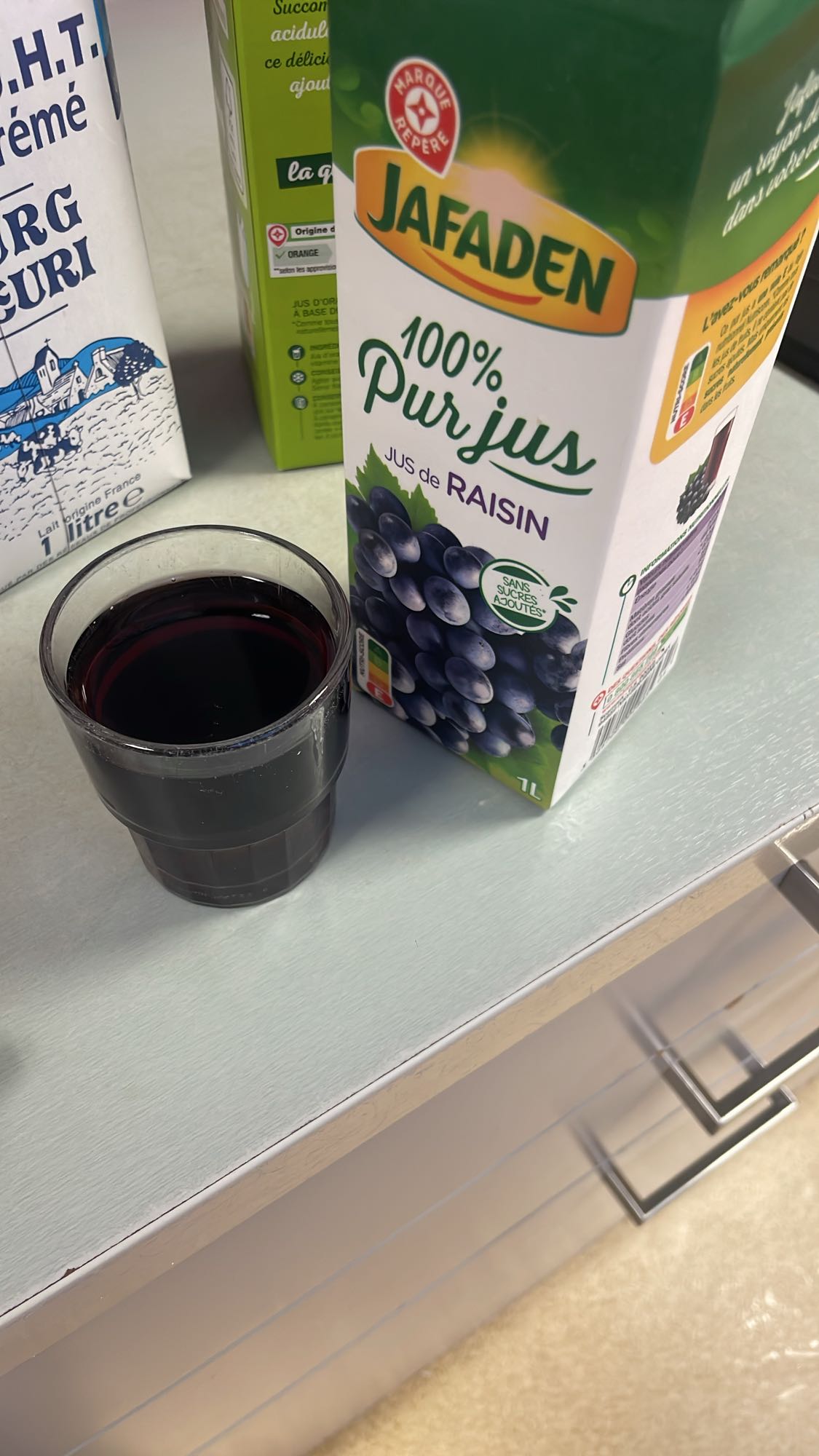 Verre de jus de raisin