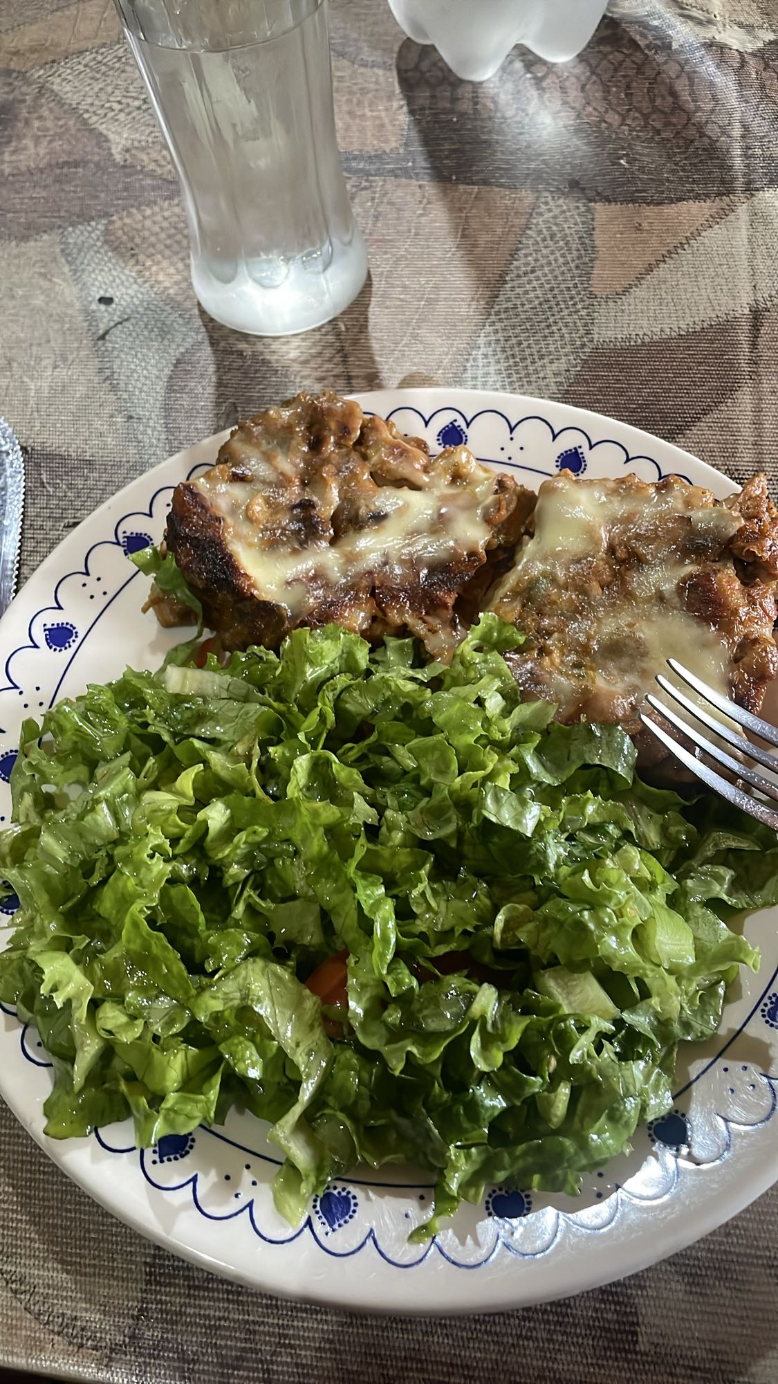 Pastel de carne con ensalada