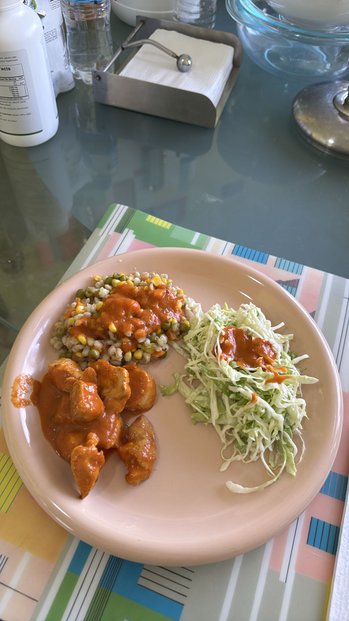 pollo con ensalada y granos