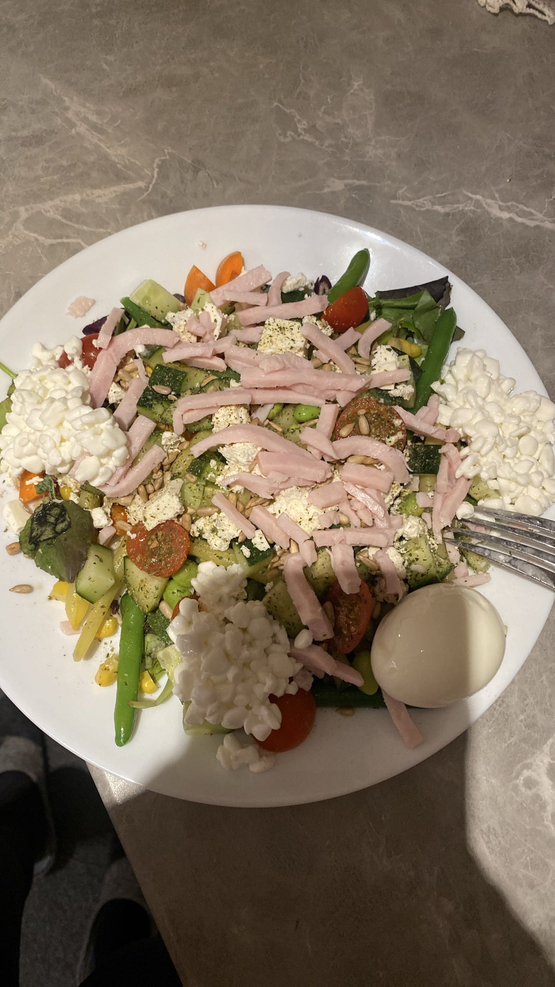 Grönsaks- och skinksallad