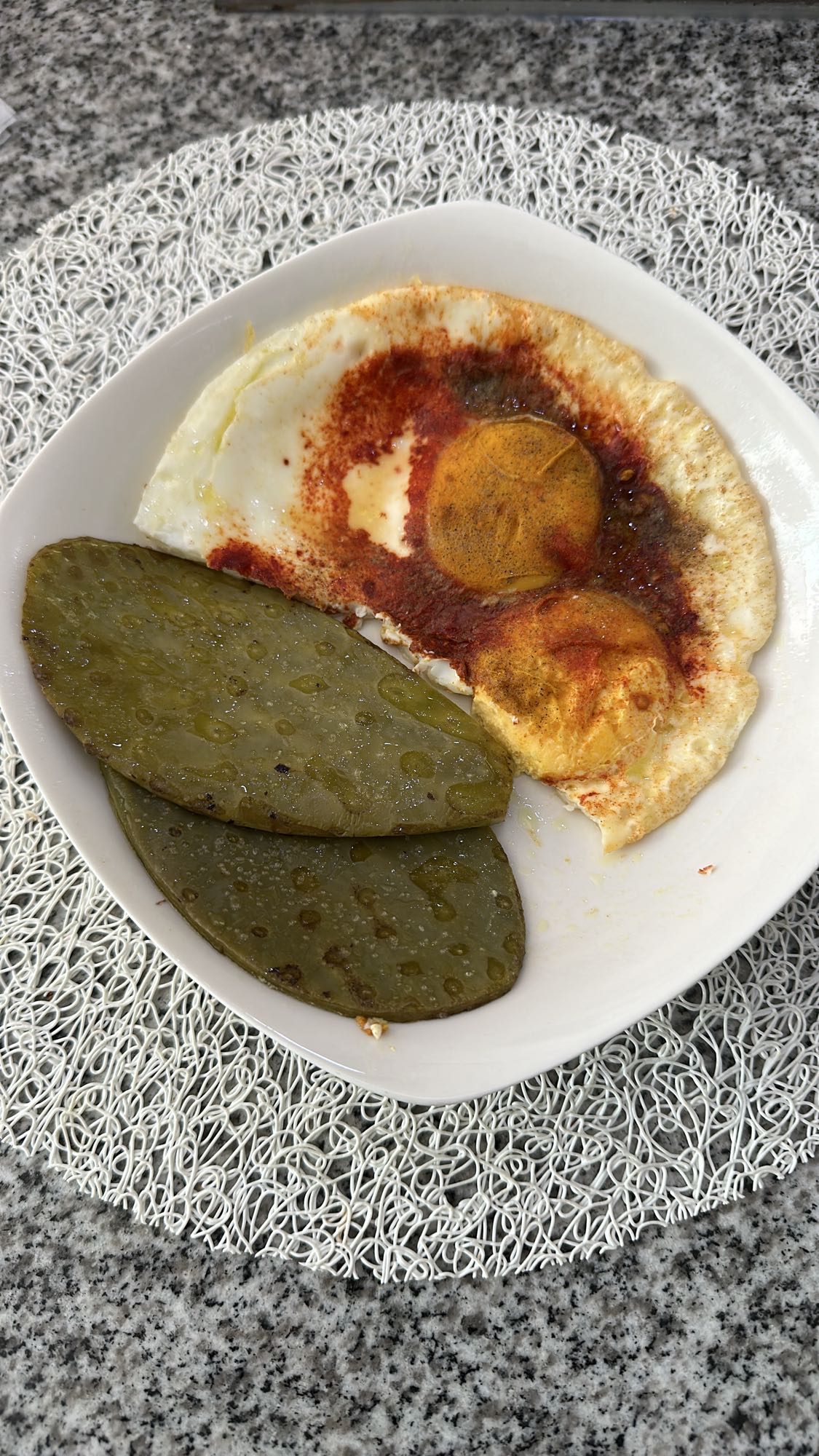 Huevos con nopales