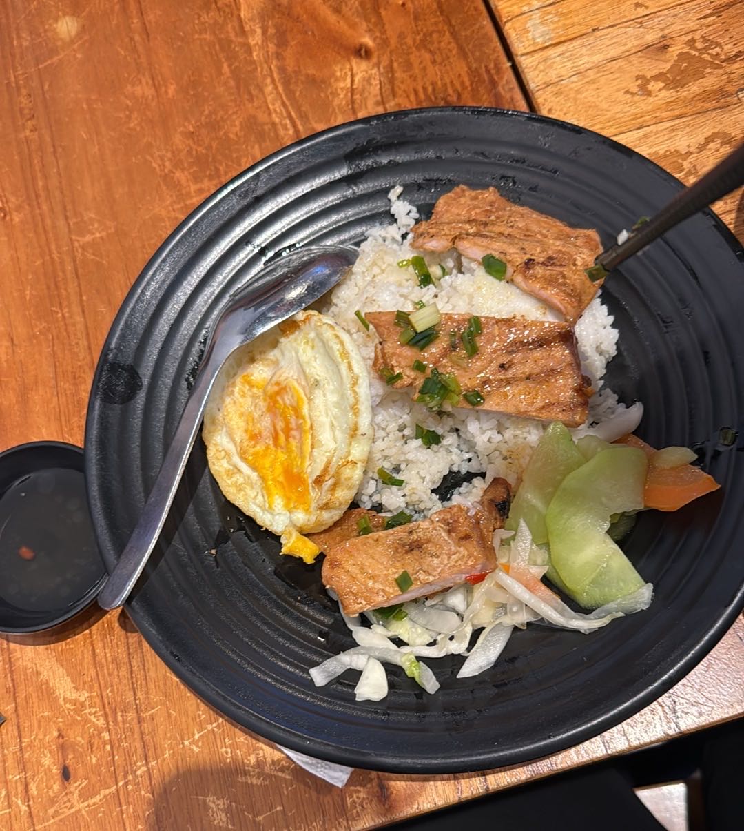 Cơm sườn trứng chiên