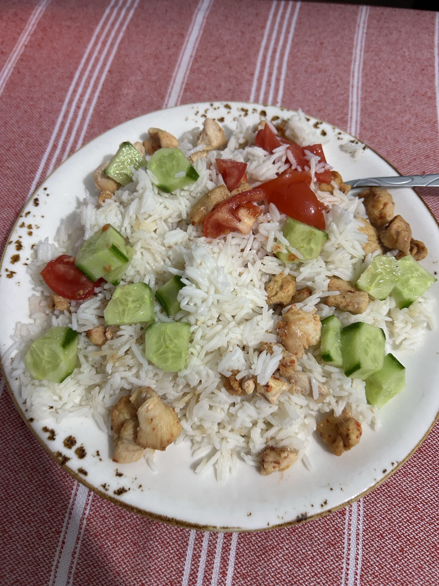 Tavuklu pilav salata