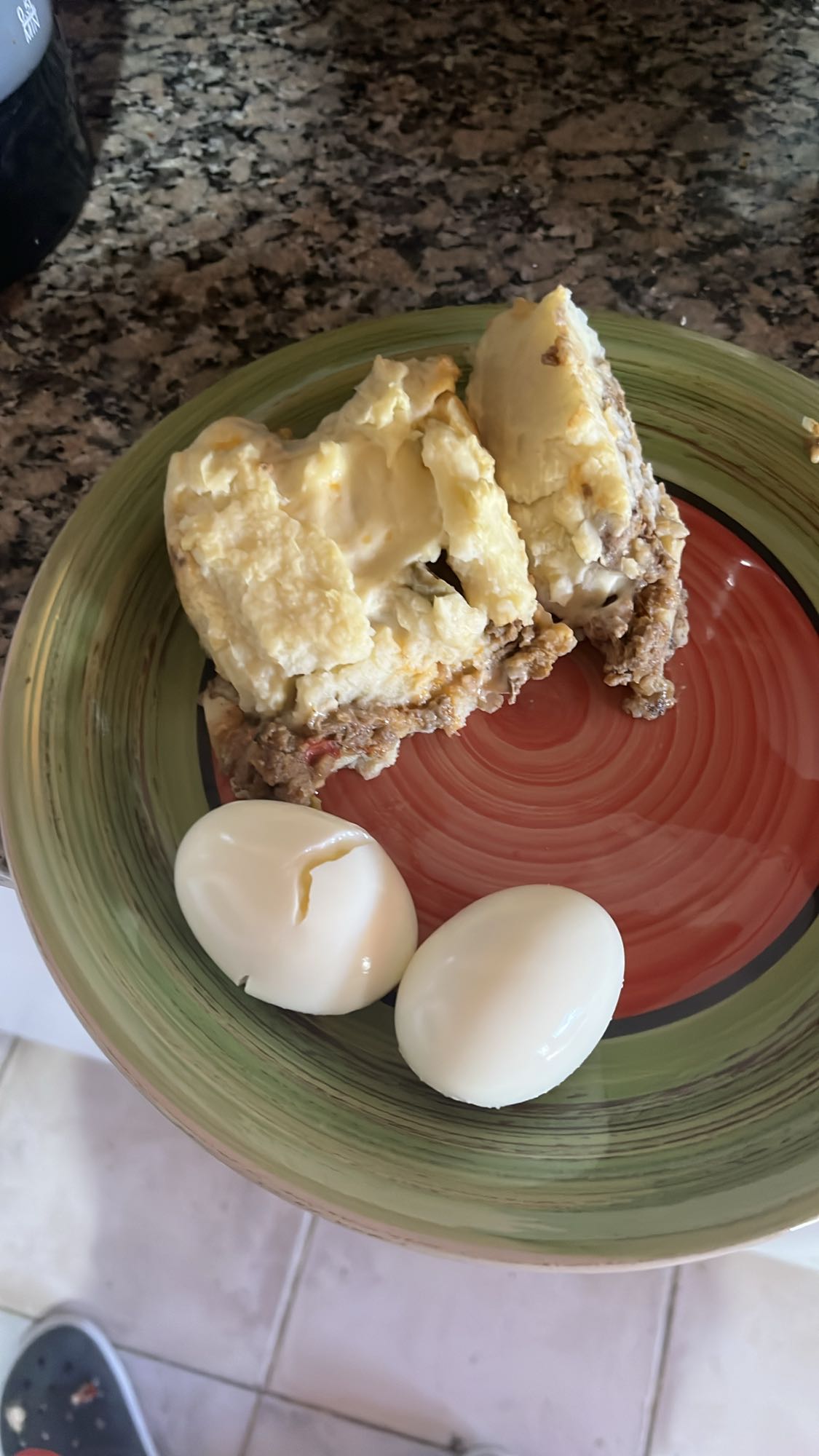 huevos y pastel de carne