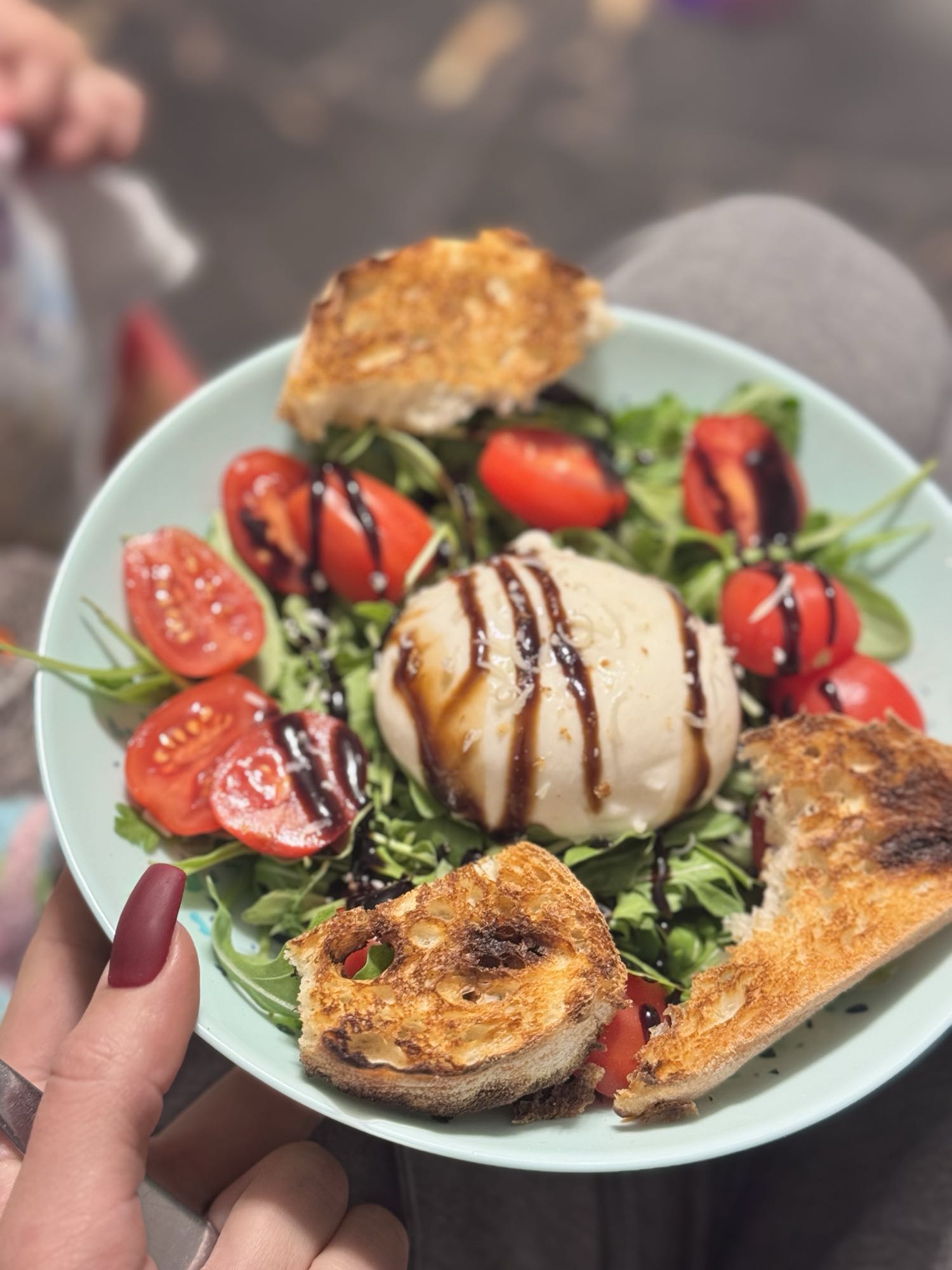 Салат с бурратой и тостами