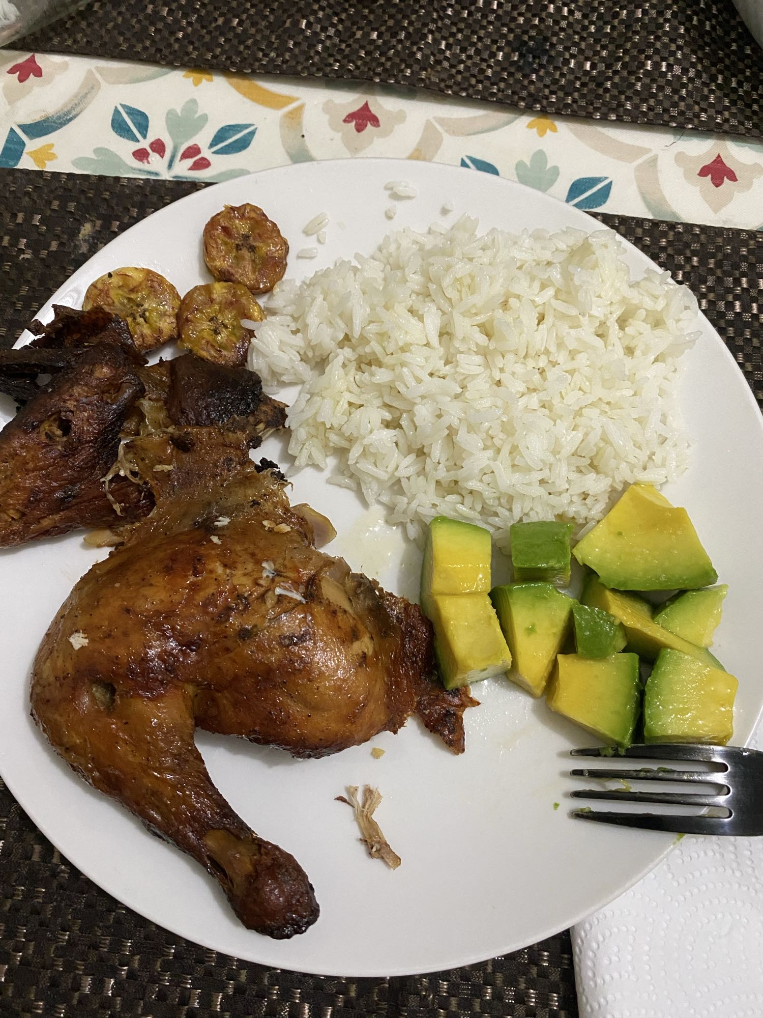 Pollo con arroz, plátano y aguacate