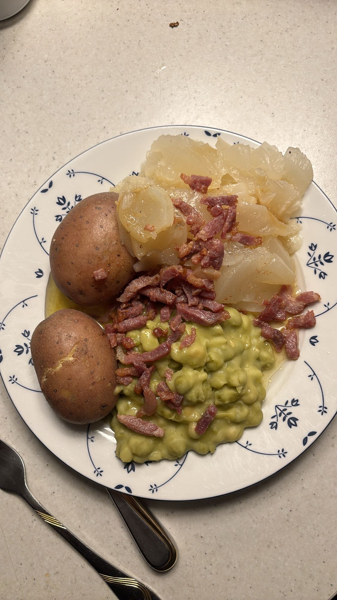Lutefisk med ertestuing, bacon og potet