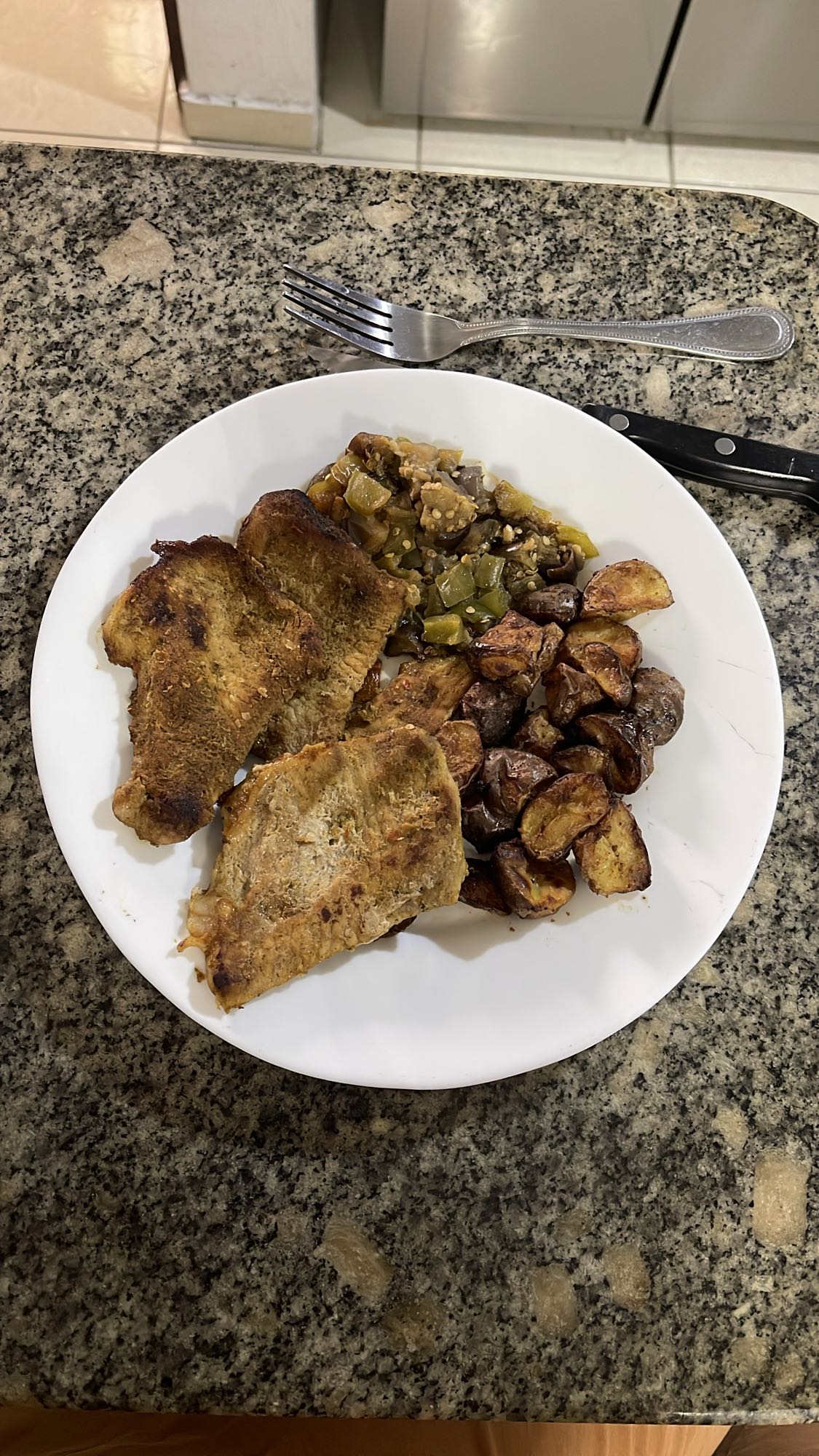 Chuleta con papas y verduras