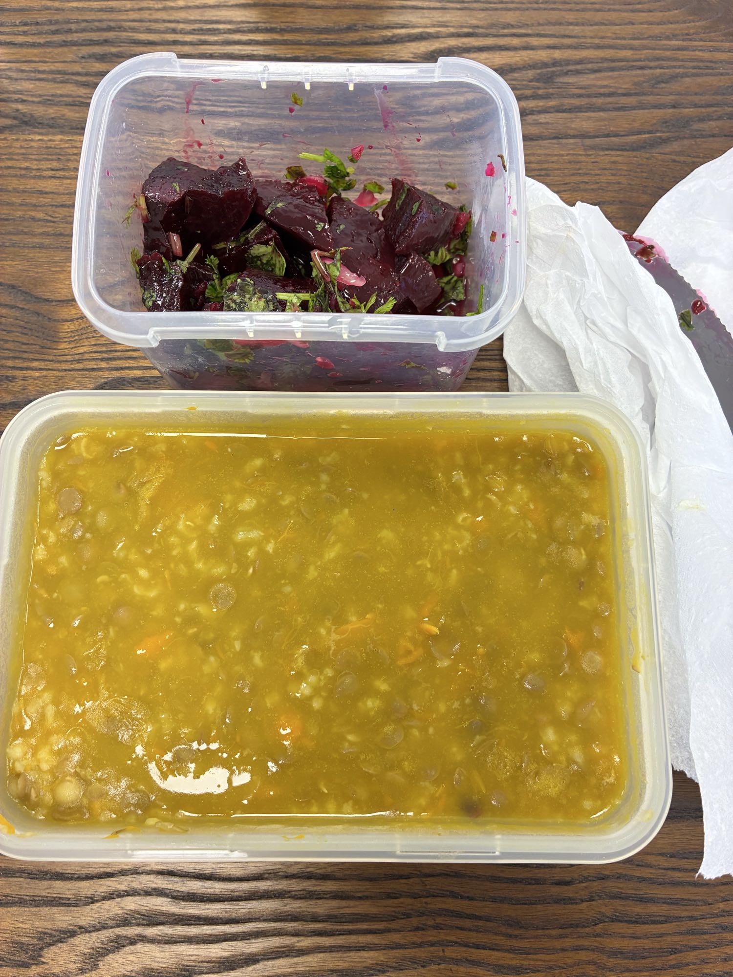 Sopa de lentejas y ensalada