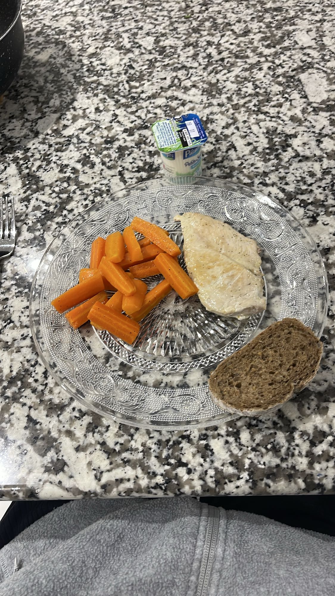 Poulet, carottes, pain, yaourt