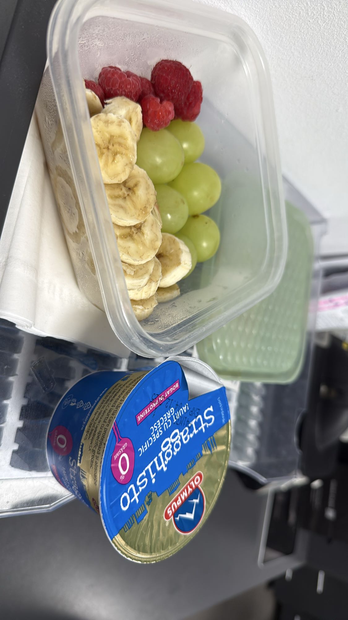 Iaurt grecesc cu fructe