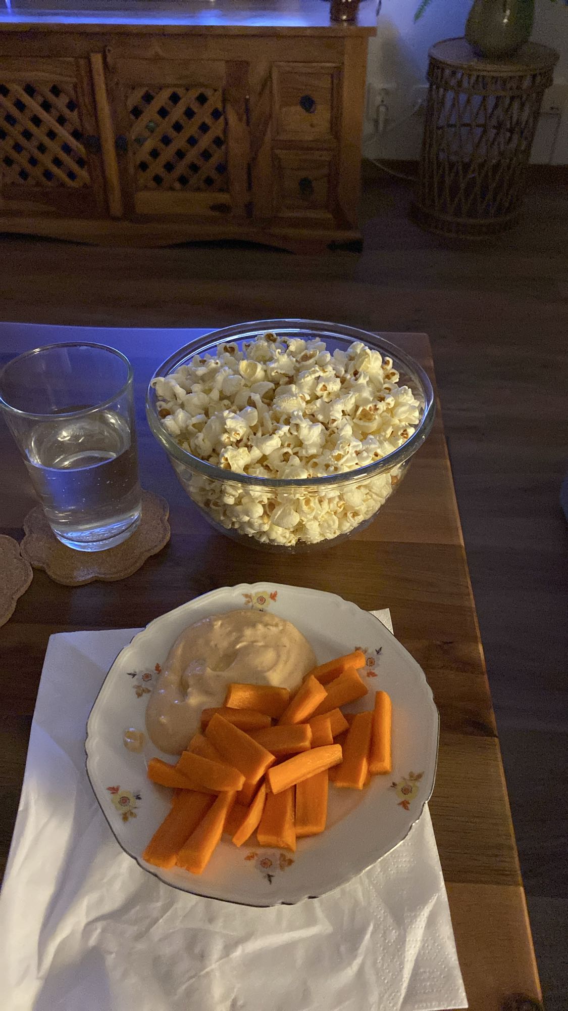 Popcorn, morötter & dipp