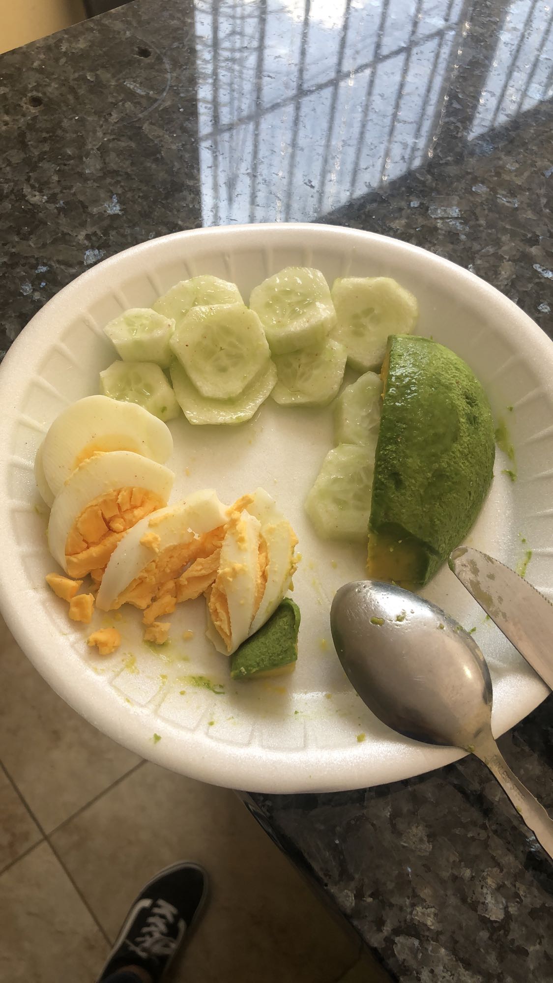 Dos huevo hervido, pepino y aguacate con sal y limón sin grasa