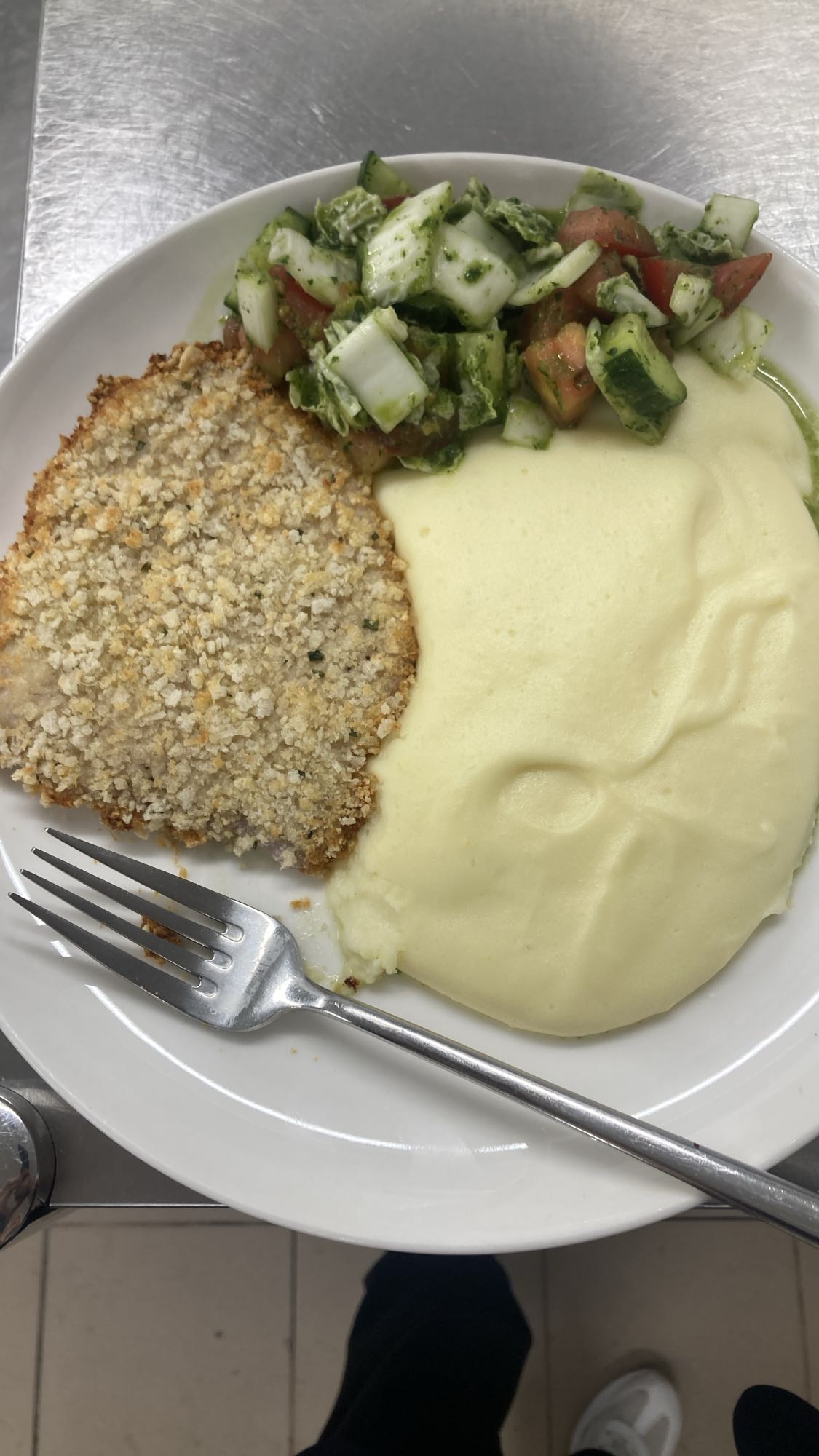 Kotlet z puree i sałatką