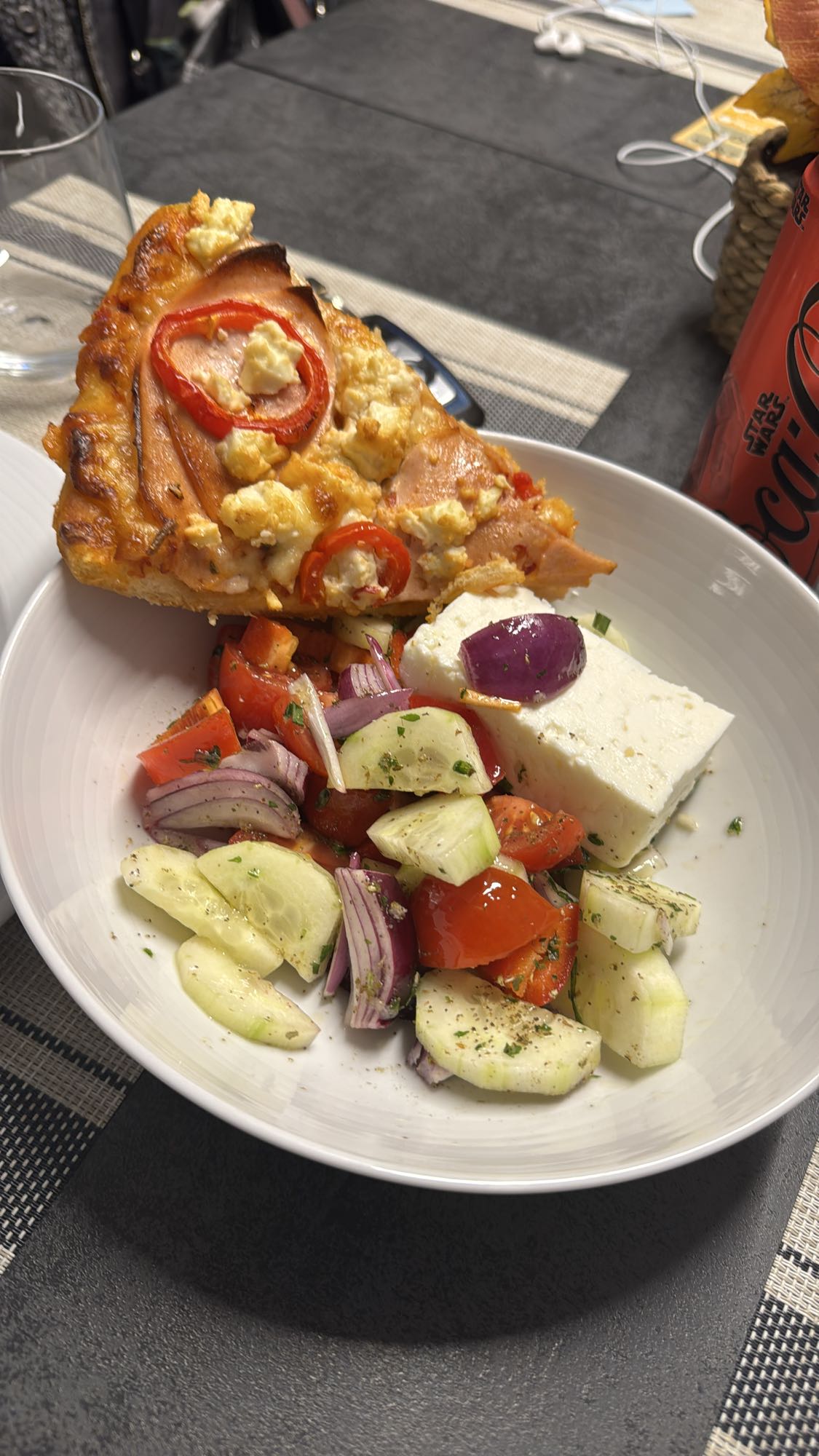 Pizza mit griechischem Salat