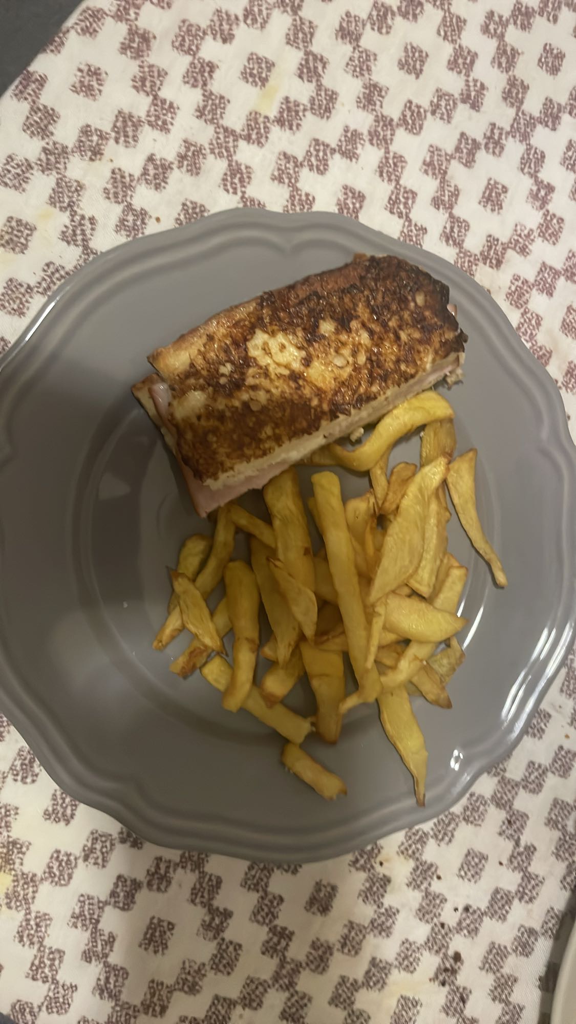 Sandviș cald cu cartofi prăjiți