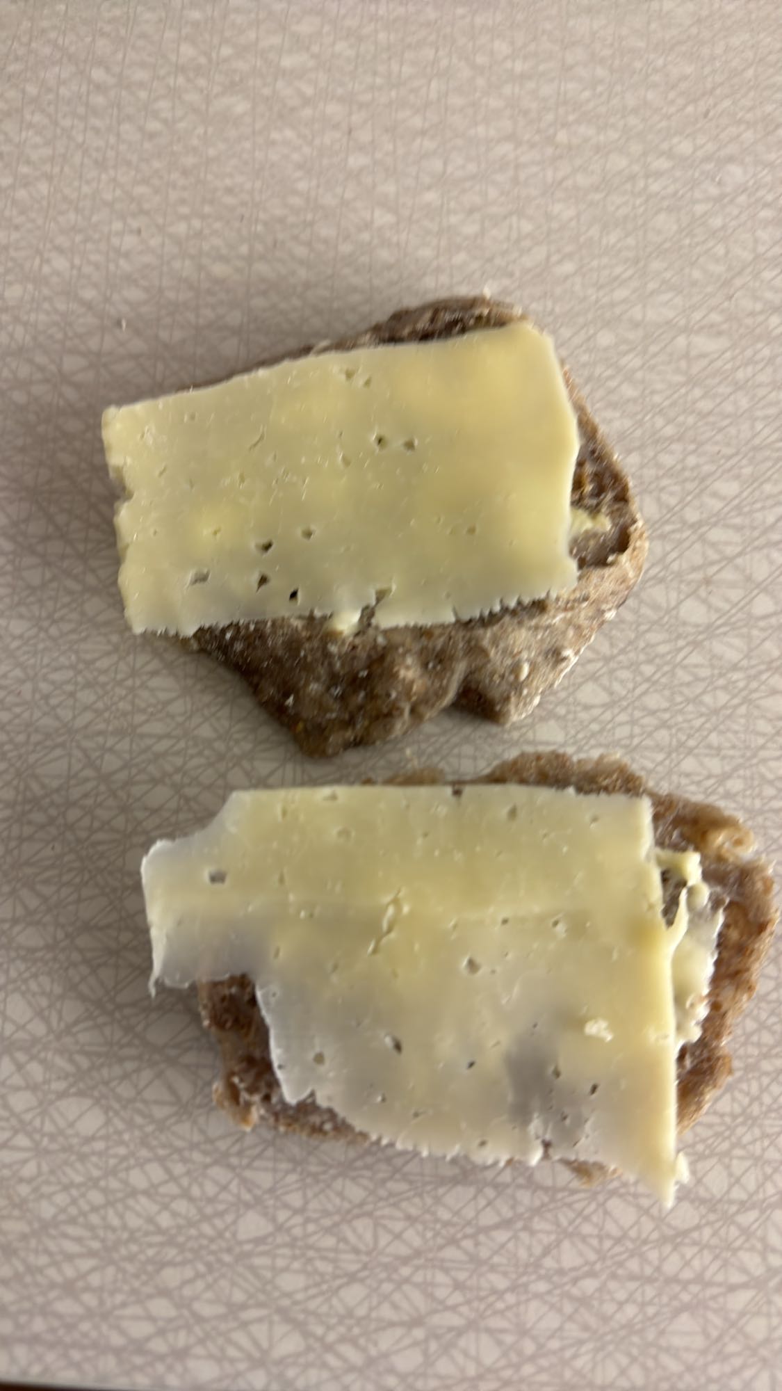 Ostsmörgås på rågbröd