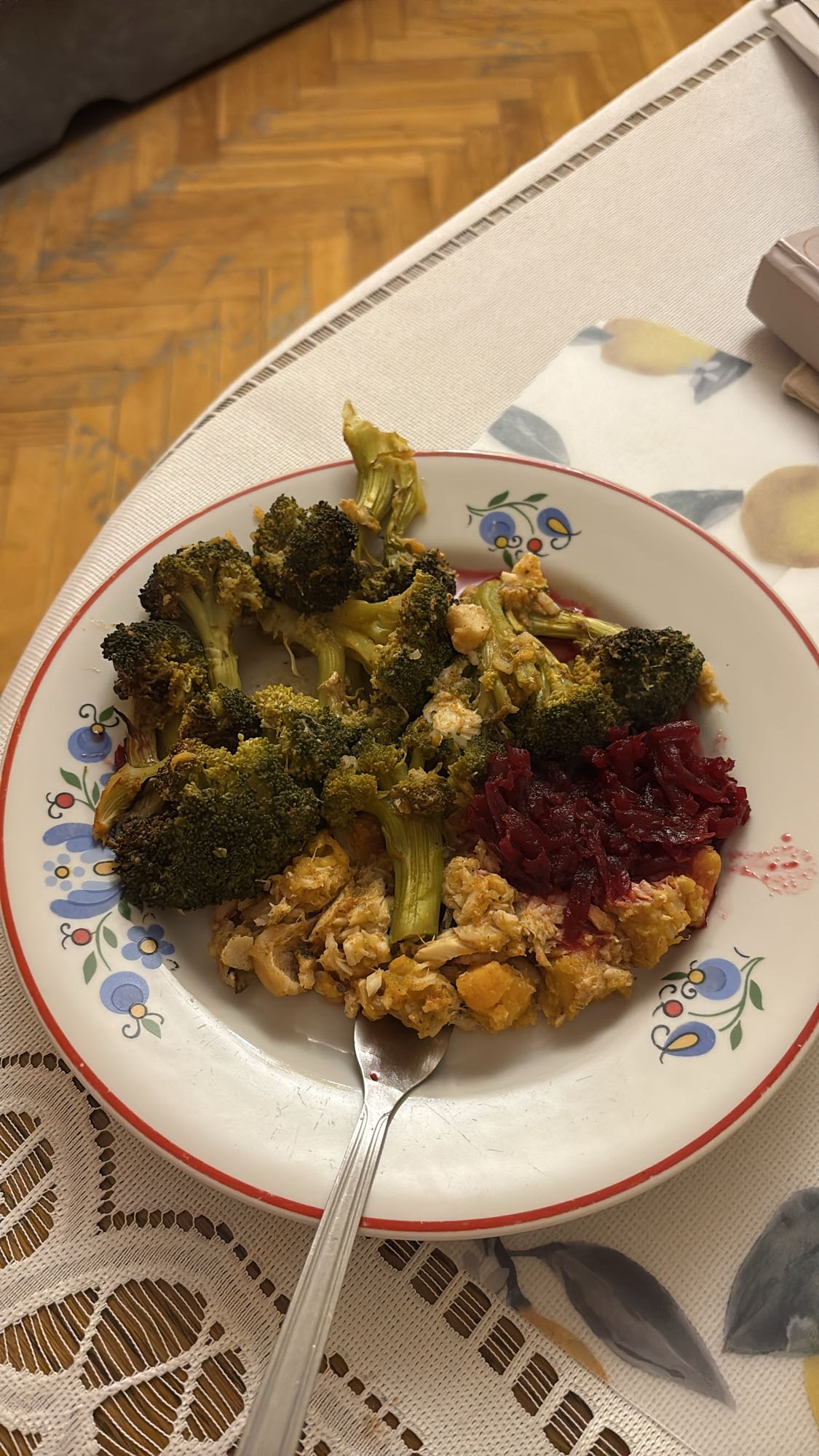 Brokuły z kurczakiem i burakiem