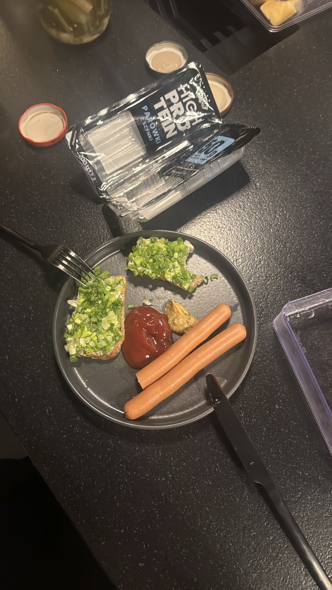 Parówki z pieczywem i sosami