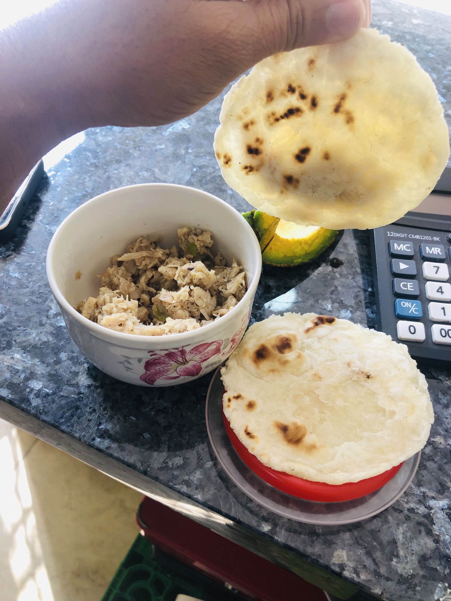 Tortillas de yuca con pechuga de pavo desmenuzado