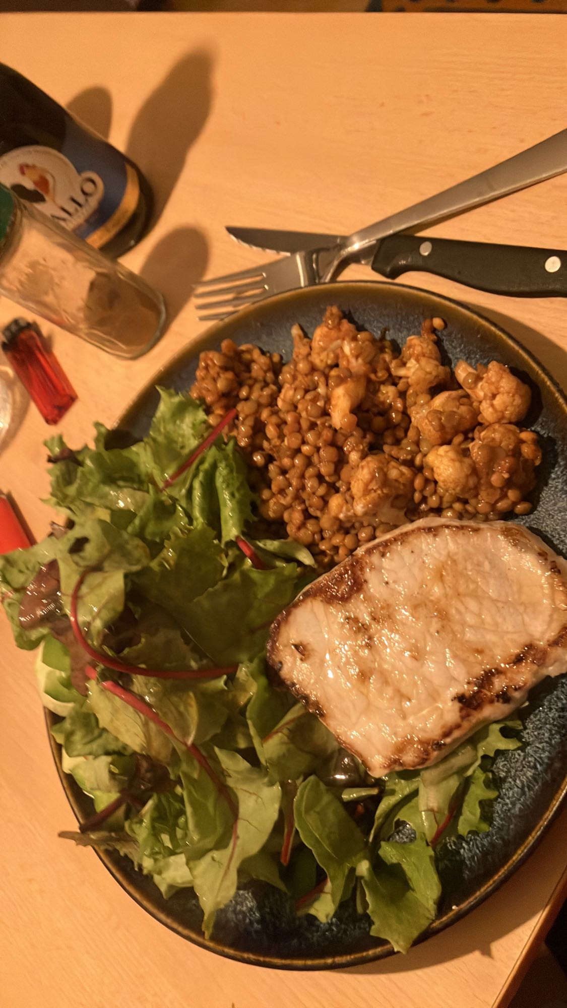 Lombo com lentilhas e salada