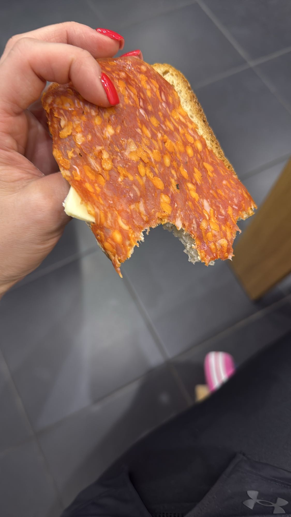 kanapka z salami i serem