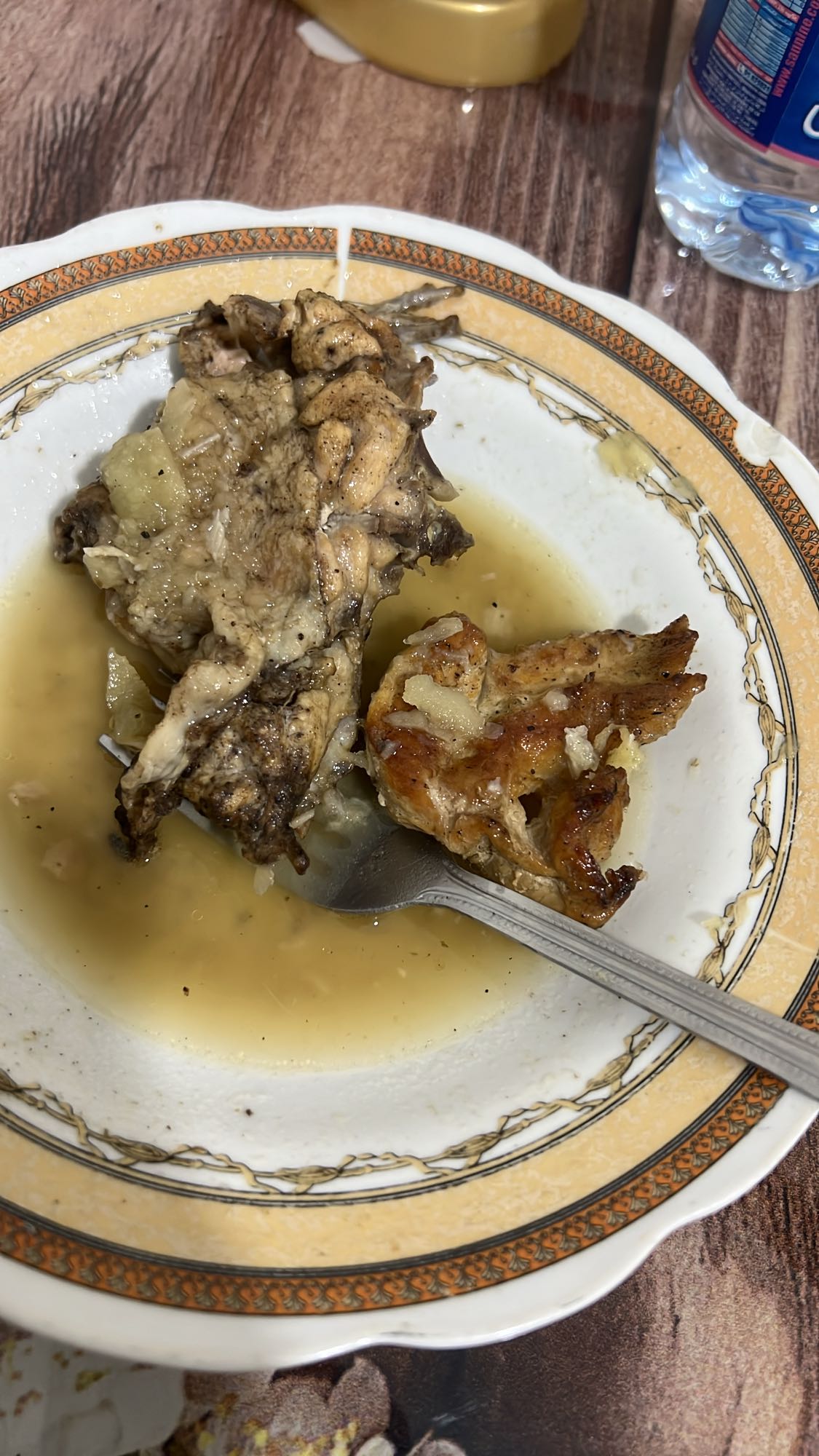 Grilled chicken breast with onion and broth