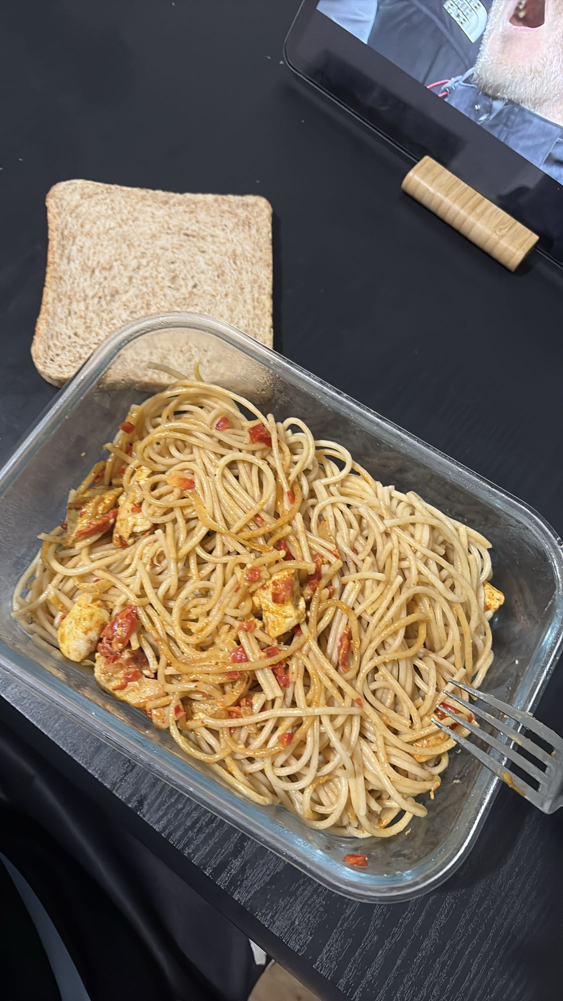 Pâtes au poulet et pain