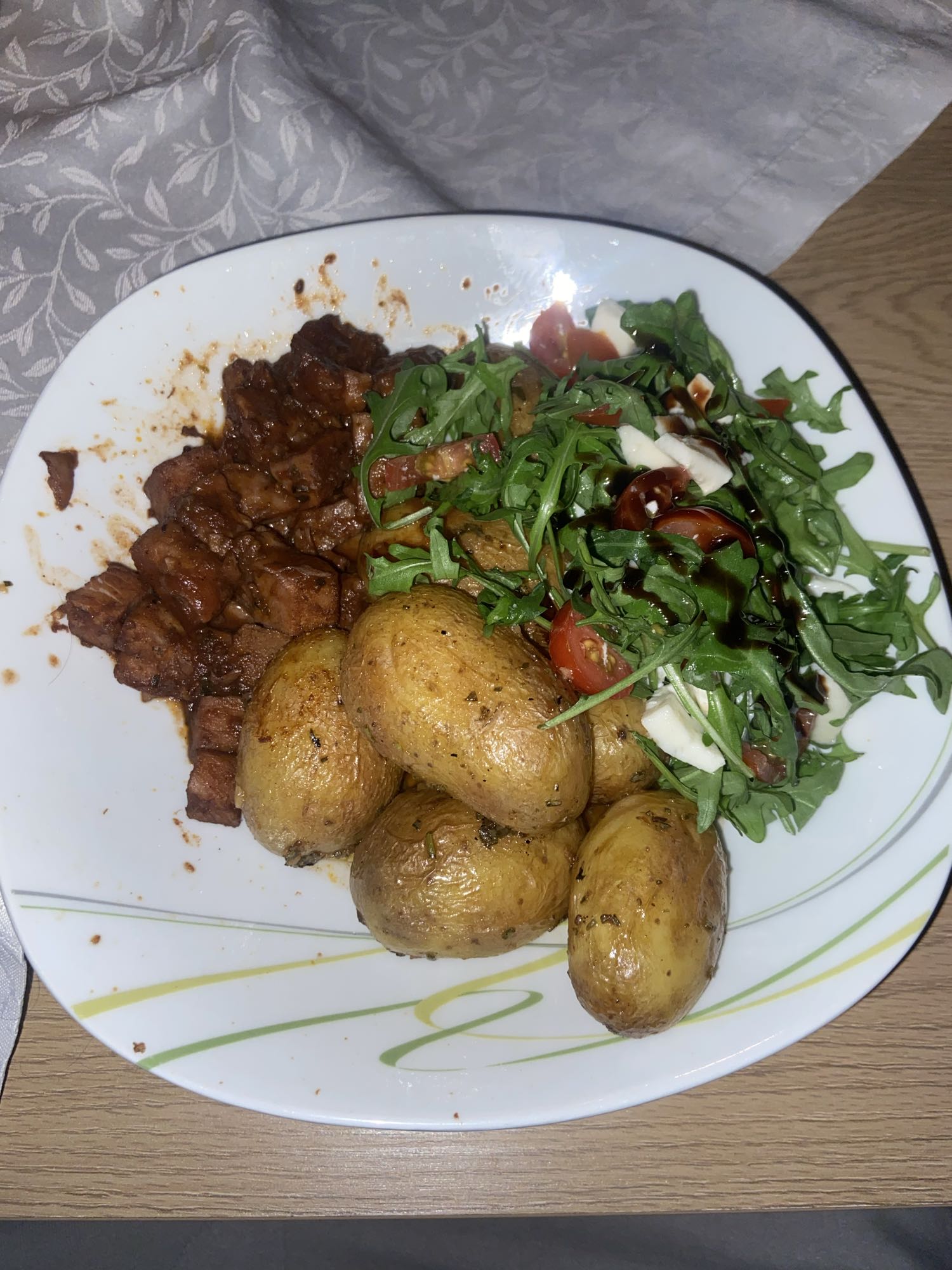 Papas con carne y ensalada